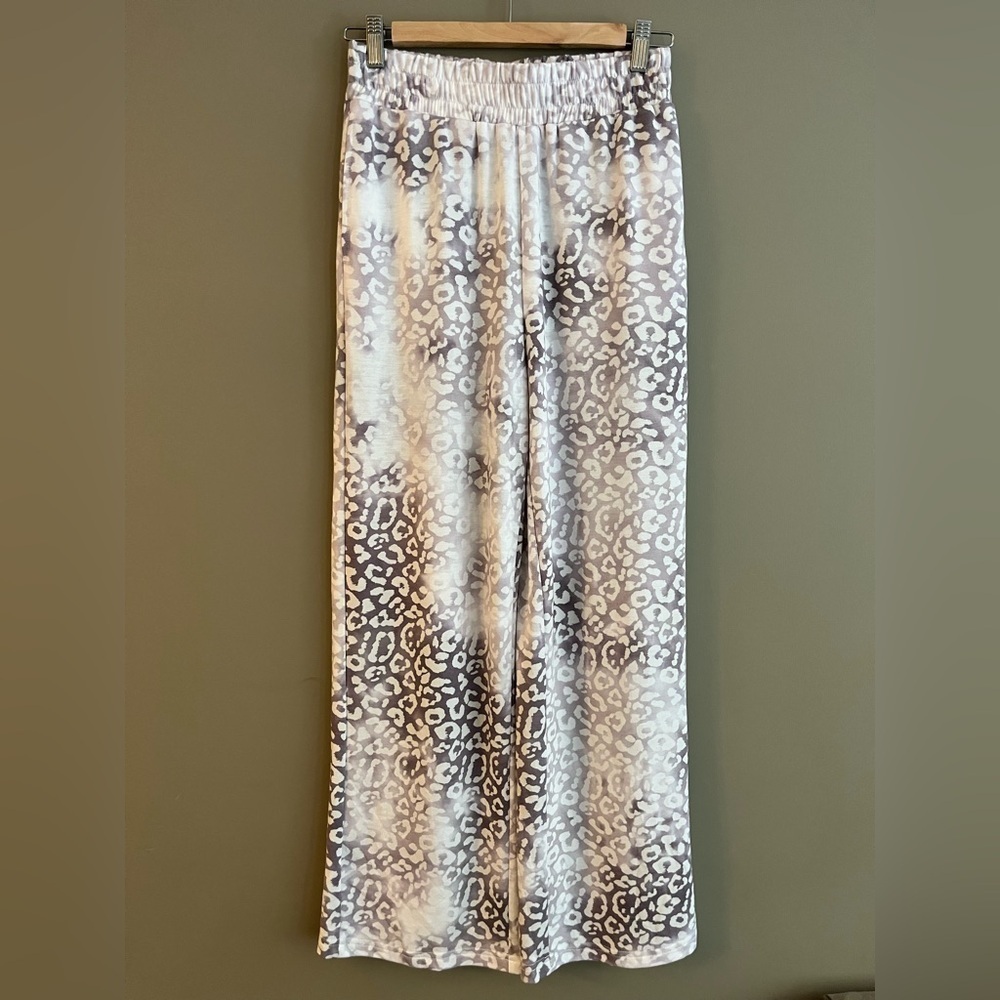 OLIVACEOUS Wide Leg Gray & White Leopard Print Flowy Pants size small